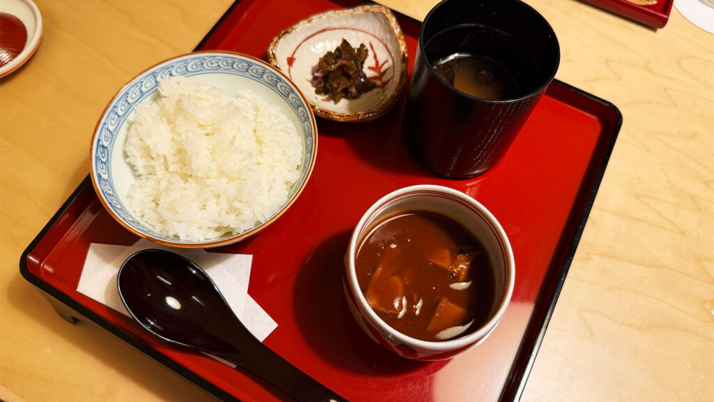 界 秋保の夕食の締めご飯セット｜ご飯・味噌汁・牛タンの柔らか煮・小鉢の組み合わせ
