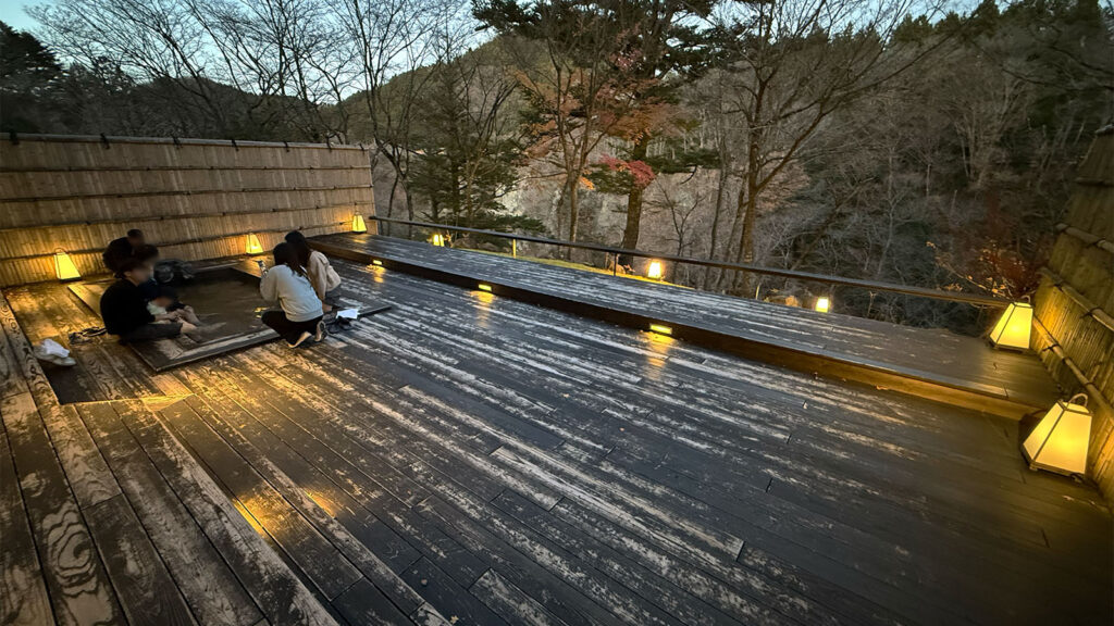 界 秋保の足湯テラス｜自然を眺めながら楽しめる足湯スペース