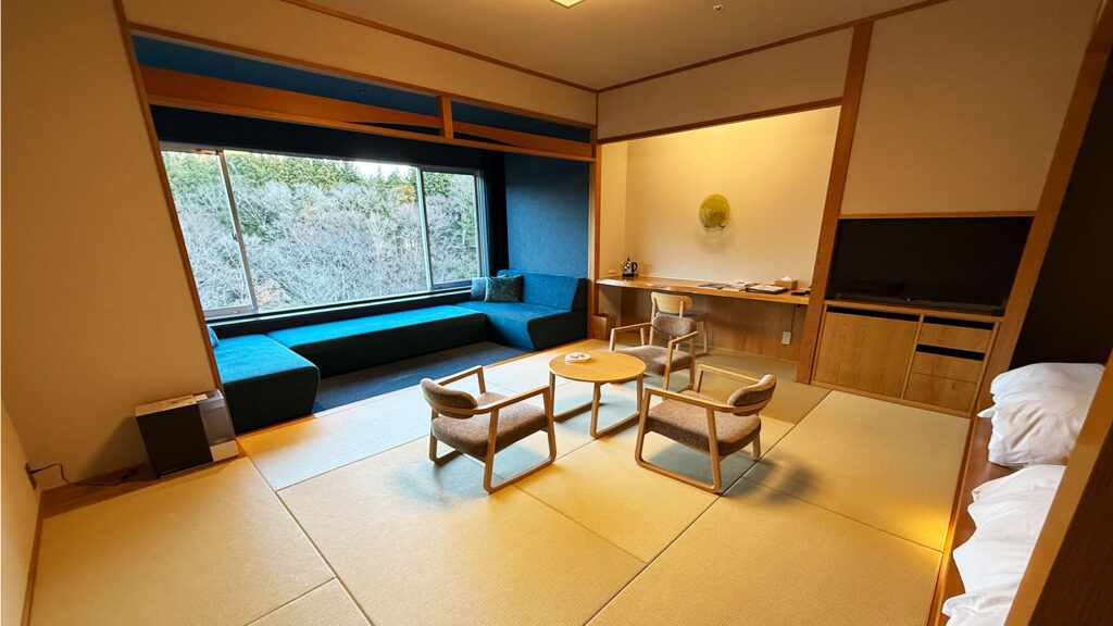 界 秋保の客室｜大きな窓とソファがある和モダンな部屋