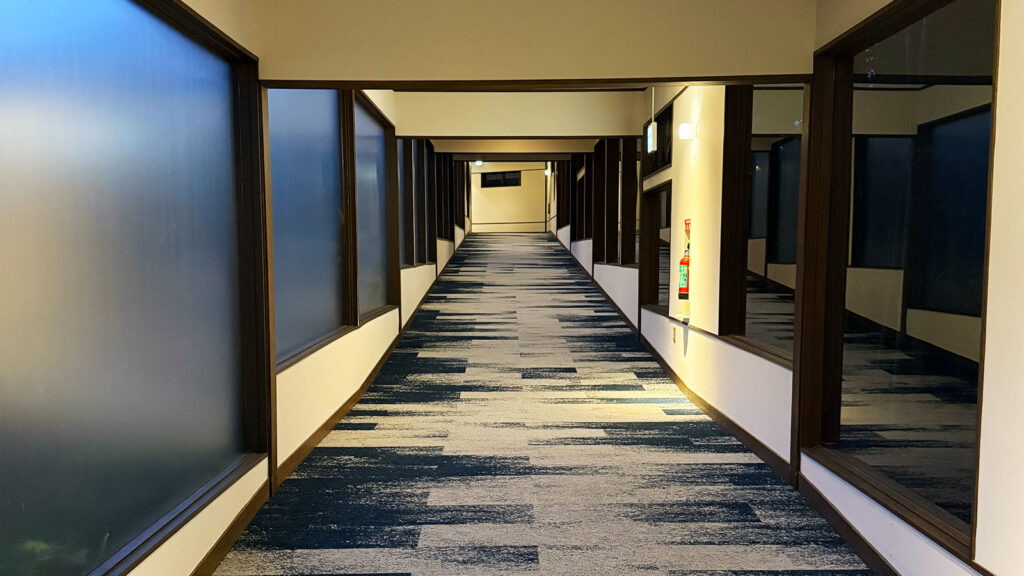 界 秋保の大浴場へ続く廊下｜和モダンな落ち着いた雰囲気