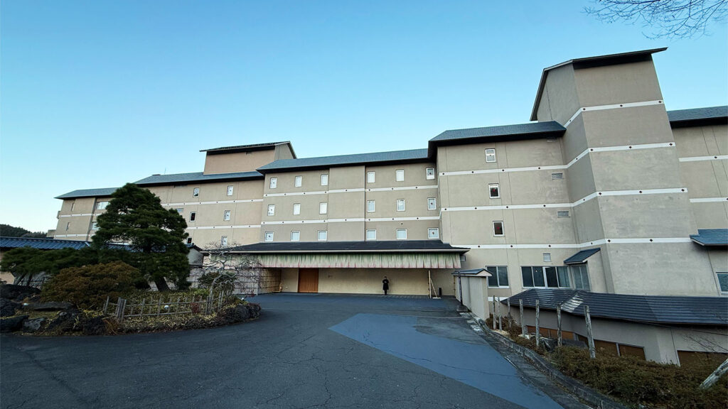 界 秋保の外観｜広い敷地に建つ和モダンな旅館の外観