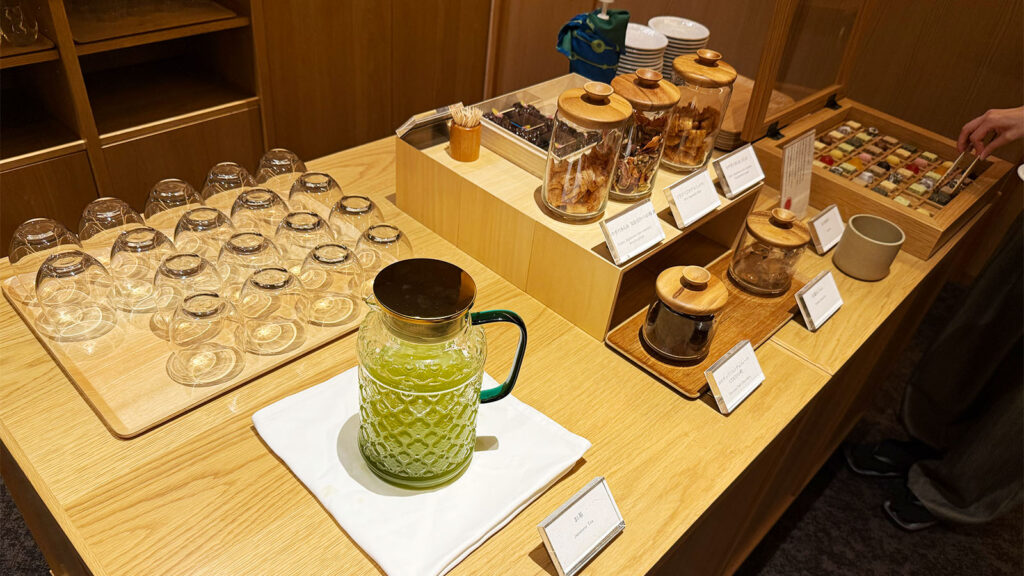 界 秋保の無料ドリンクとお菓子サービス｜子連れでも利用しやすいラウンジ