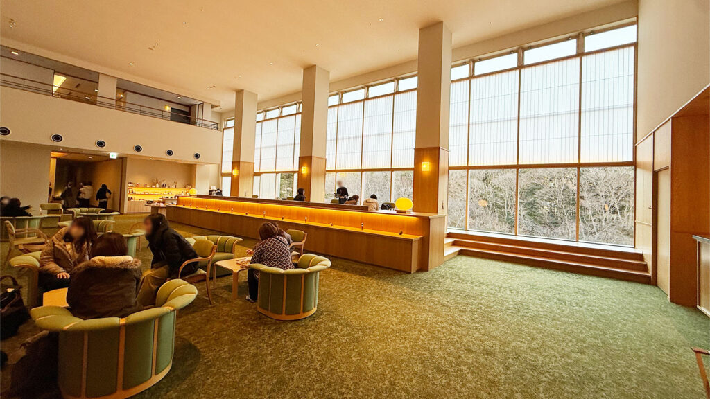 界 秋保のロビーラウンジ｜大きな窓から秋保の自然を眺められる空間