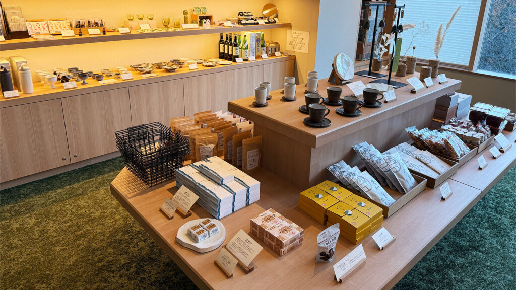 界 秋保の売店（温泉ショップ）｜器やお菓子、調味料など多彩なお土産が並ぶギフトコーナー