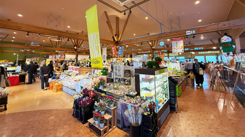 秋保ヴィレッジの売り場｜地元野菜や土産物が並ぶ大型施設