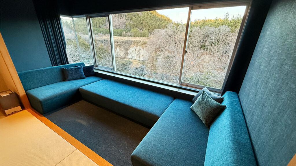 界 秋保の客室ソファ｜山側の景色を眺めながら過ごせる窓際スペース