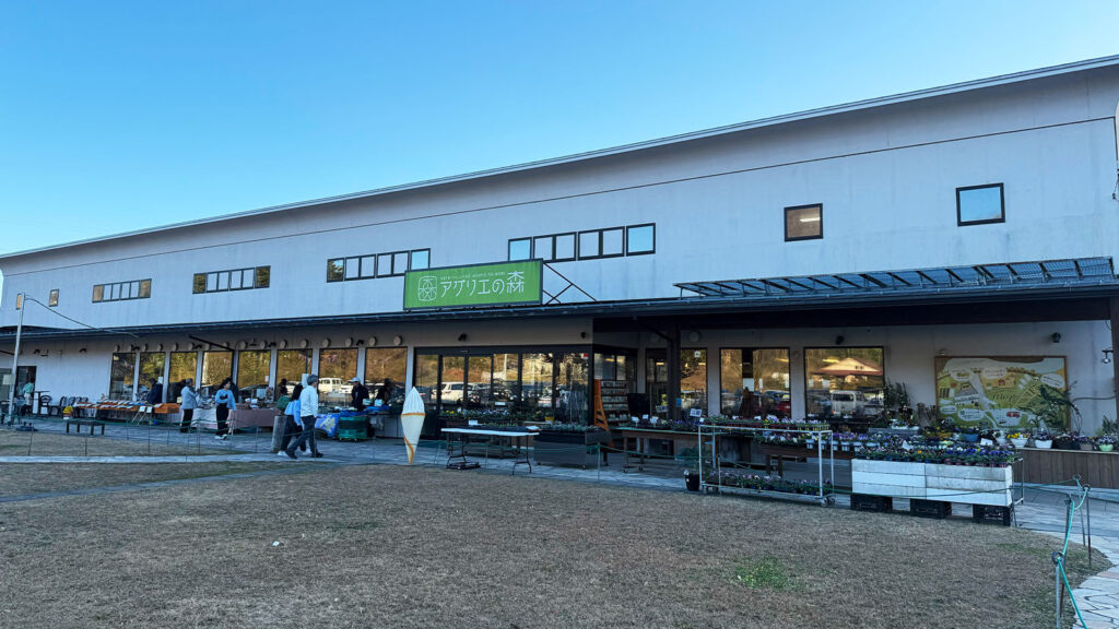 秋保ヴィレッジ「アグリエの森」の外観。食材やスイーツが並ぶ家族向けの人気スポット。