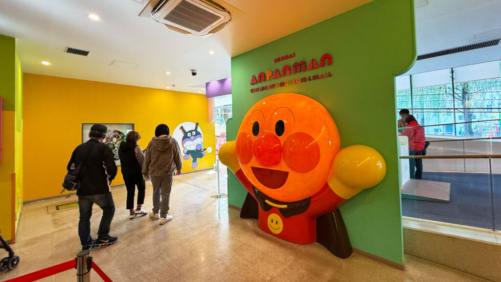 仙台アンパンマンミュージアム入口の巨大アンパンマン像。子どもが喜ぶフォトスポット。