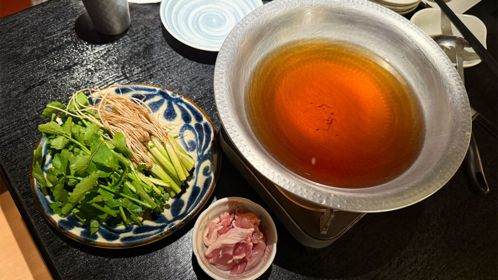 仙台名物せり鍋の具材と出汁のセット。東北の冬の味わい。