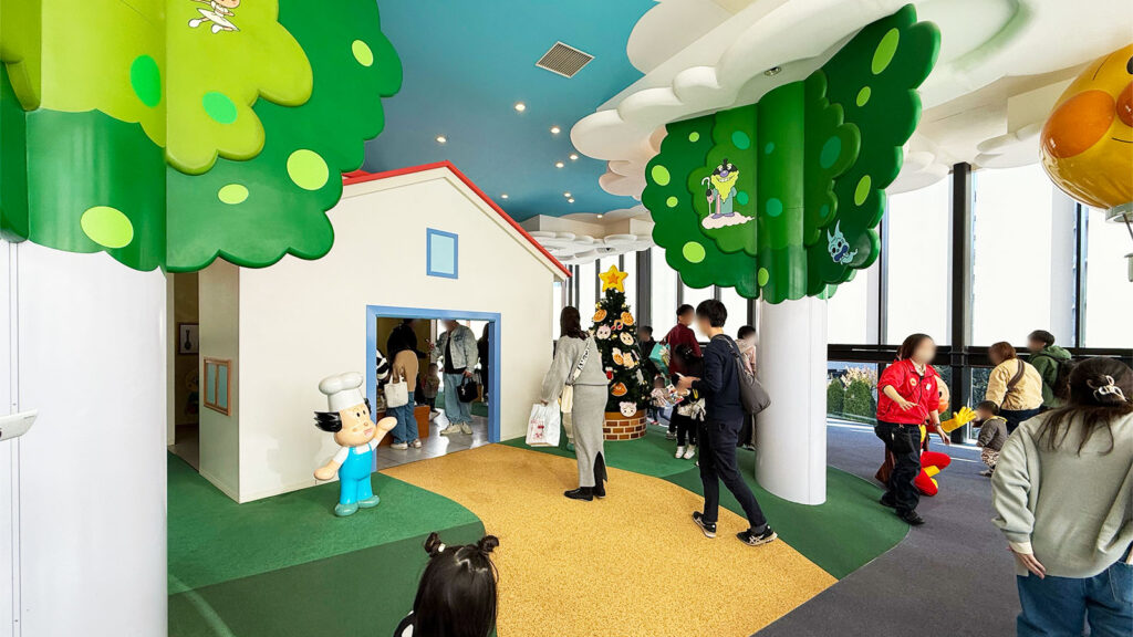 アンパンマンミュージアム仙台2階のパン工場エリアで遊ぶ子どもたちの様子