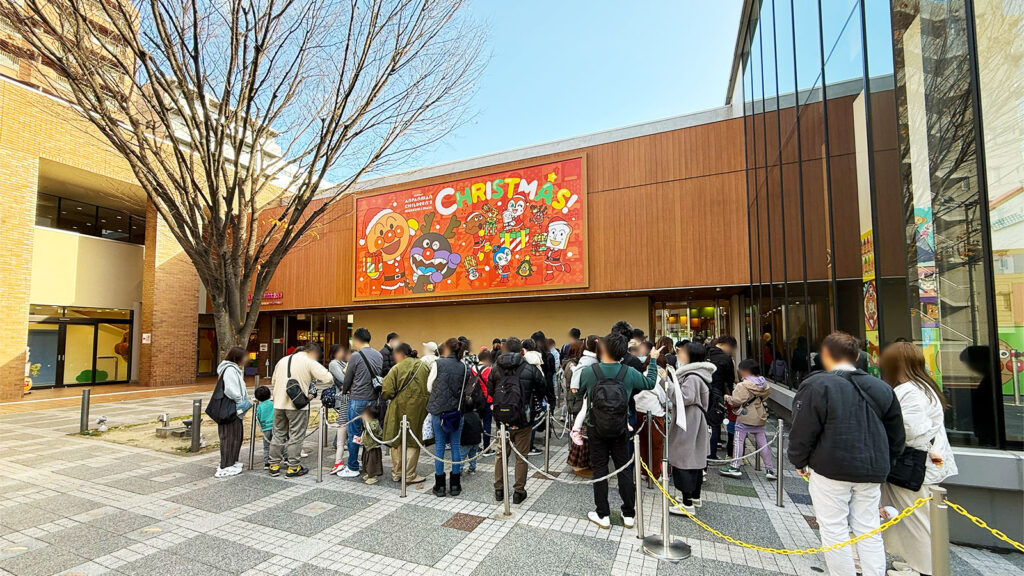 アンパンマンミュージアム仙台の入口前に並ぶ家族連れの行列