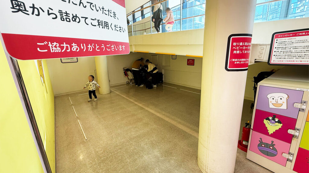 アンパンマンミュージアム仙台のベビーカー置き場とキャラクターデザインのコインロッカー