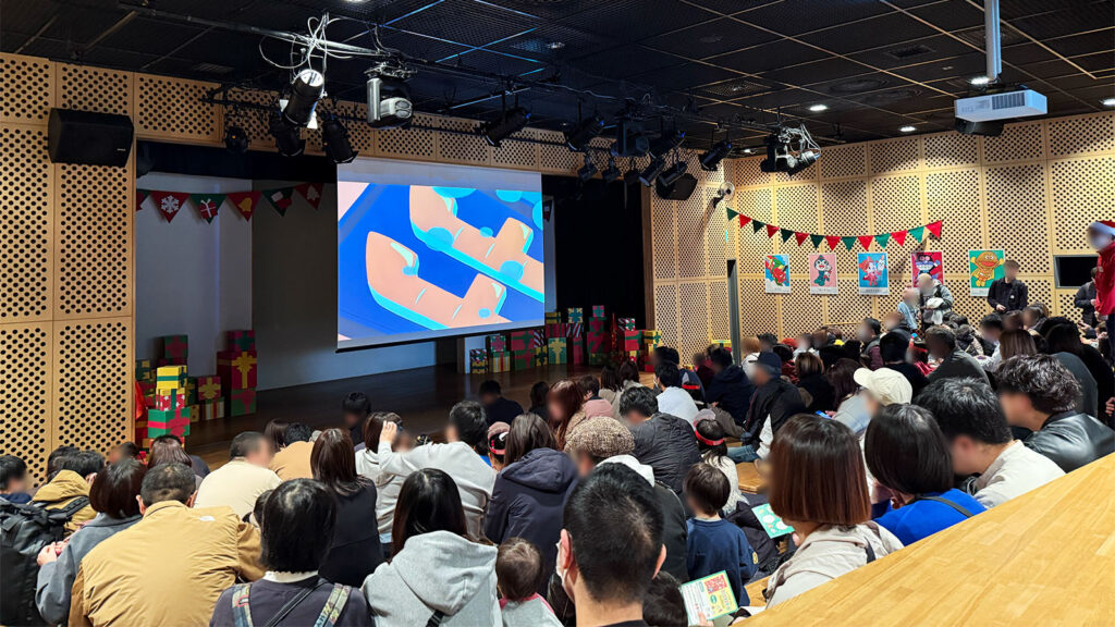 アンパンマンミュージアム仙台のやなせたかし劇場でショーを待つ観客席の様子