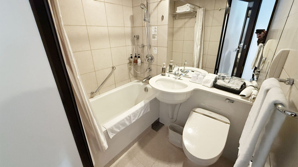 ホテルメトロポリタン仙台のスモールツイン客室のユニットバス。バスタブ・洗面台・トイレが一体になった清潔感のある水回り。