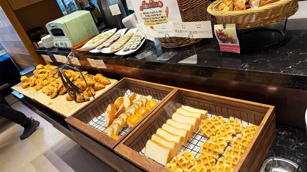仙台駅直結のホテルメトロポリタン仙台の朝食ビュッフェ。クロワッサンや食パン、ワッフルなどが並ぶパンコーナー。