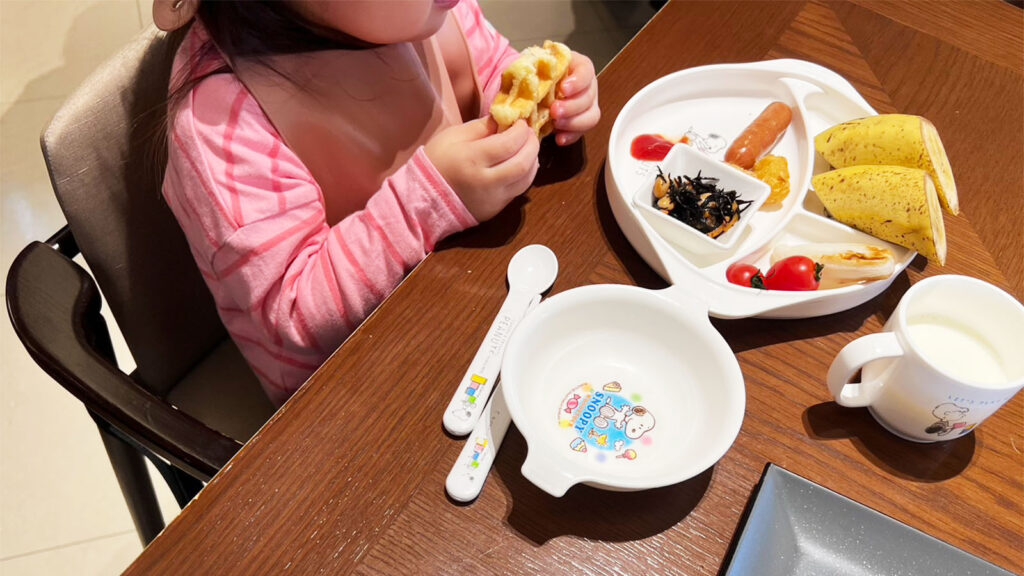 ホテルメトロポリタン仙台の朝食会場で食事をする子ども。子ども用食器や椅子が用意されており、子連れでも安心。