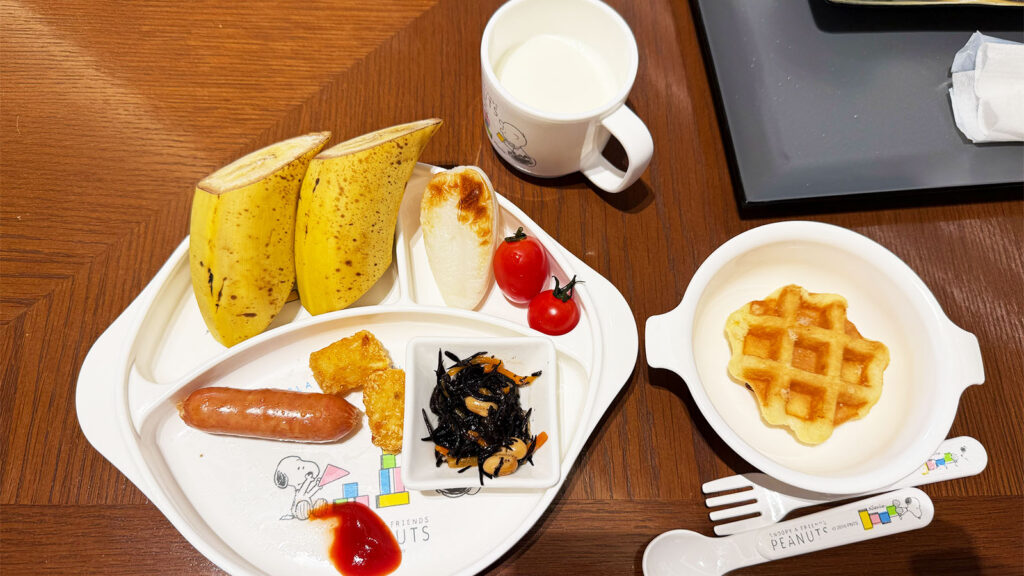 ホテルメトロポリタン仙台の朝食ビュッフェで用意した子ども用プレート。ウインナーやフルーツ、ワッフルなど食べやすい内容。