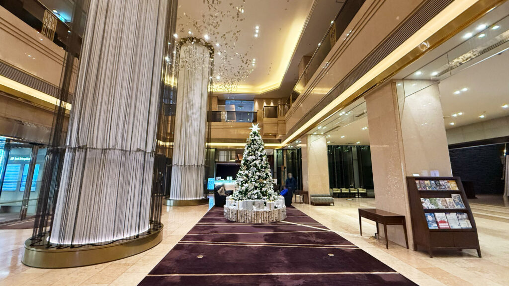 ホテルメトロポリタン仙台のロビー。吹き抜けの開放的な空間に大きなクリスマスツリーが飾られている。