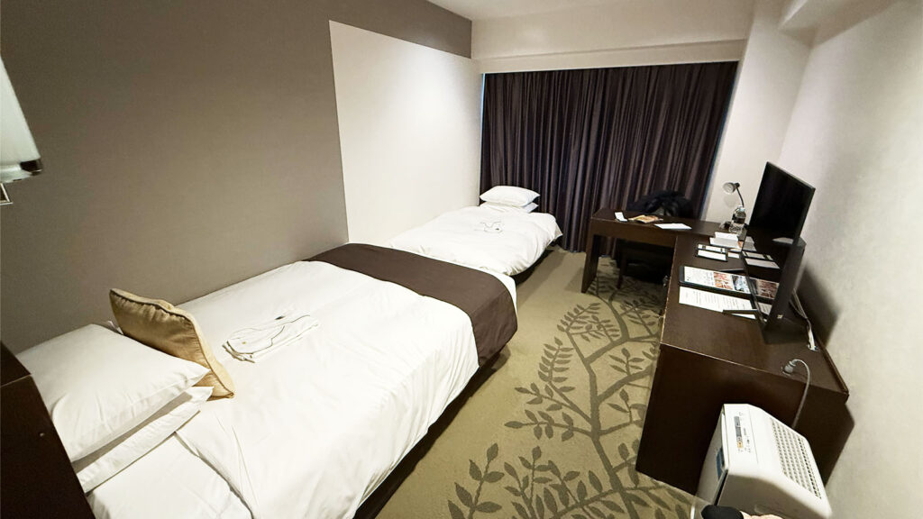 ホテルメトロポリタン仙台のスモールツイン客室。セミダブルベッドとシングルベッドが並ぶコンパクトで清潔感のある部屋。