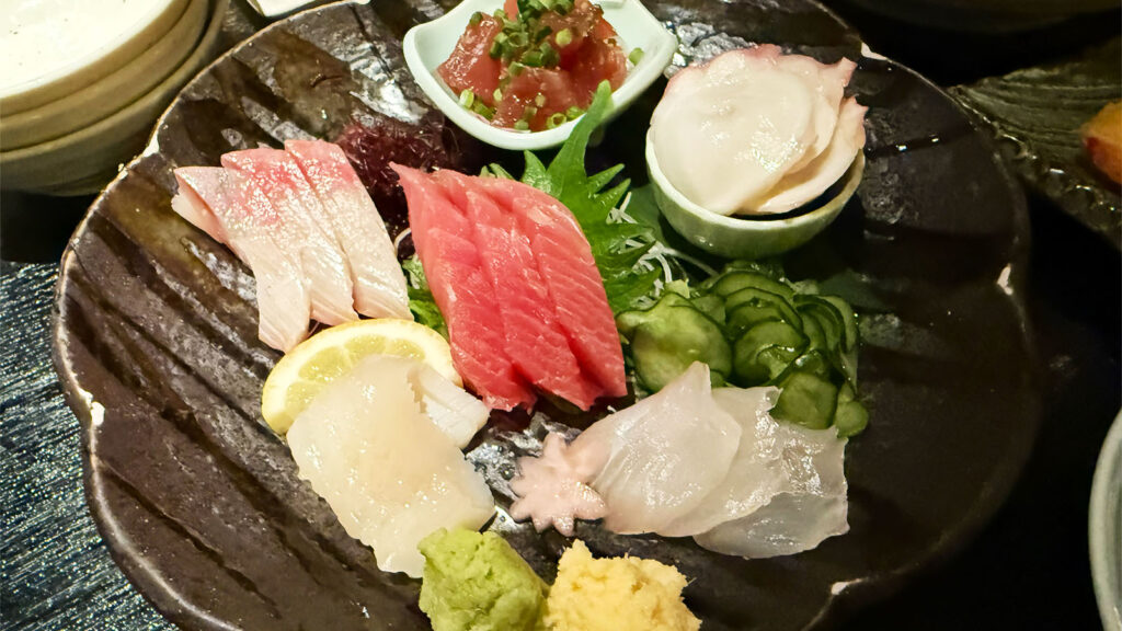 蔵の庄の刺身盛り合わせ。マグロや白身魚、光り物など新鮮な海鮮が彩りよく盛られた一皿。