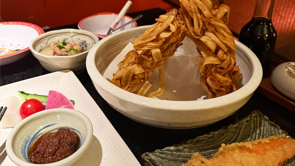 名物・天までごぼうの天ぷら。器いっぱいに盛られた香ばしいごぼう天の写真。